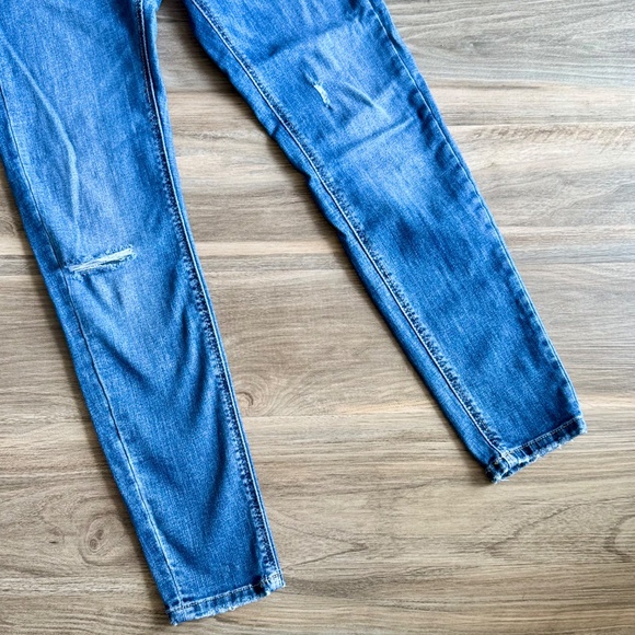 Stradivarius Regular High Waist Distressed Light Blue Wash Skinny Jeans – Size 6 - Picture 3 of 10